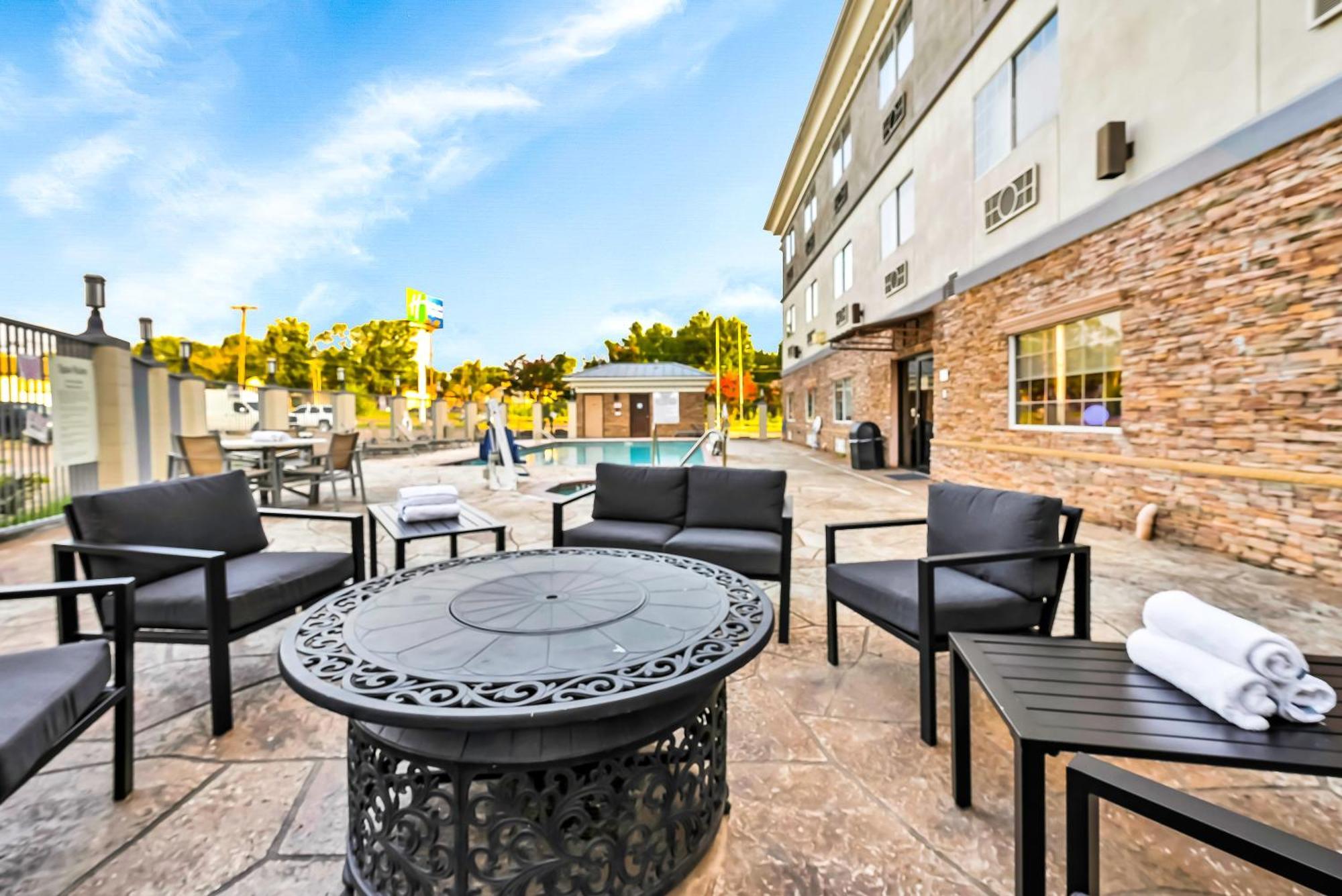 Holiday Inn Express Palestine By Ihg Екстериор снимка